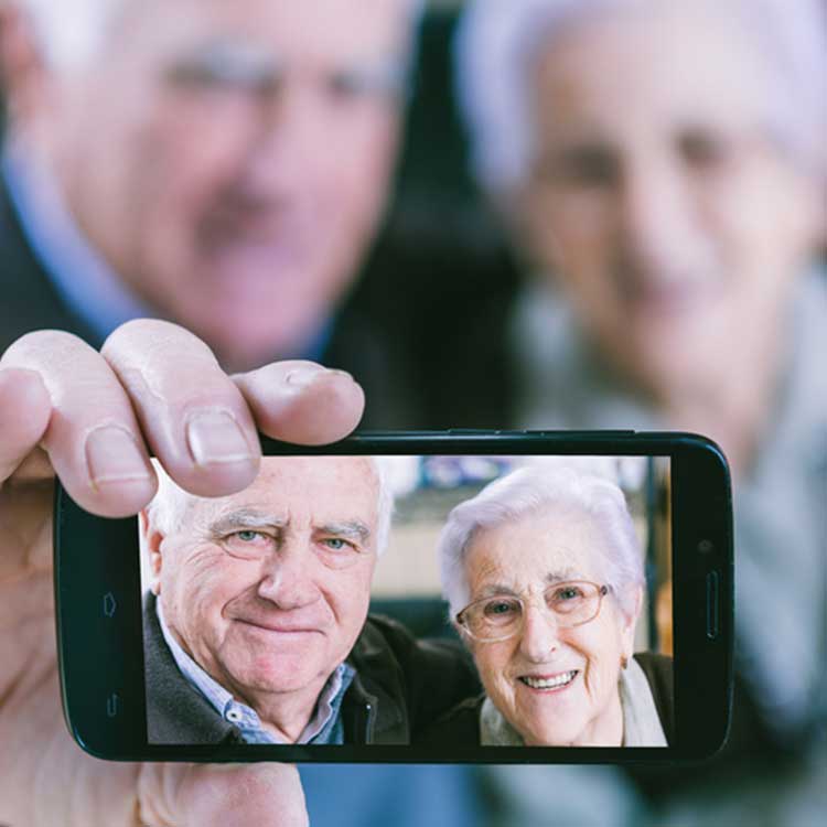 Zwei Senioren, die Selfie machen