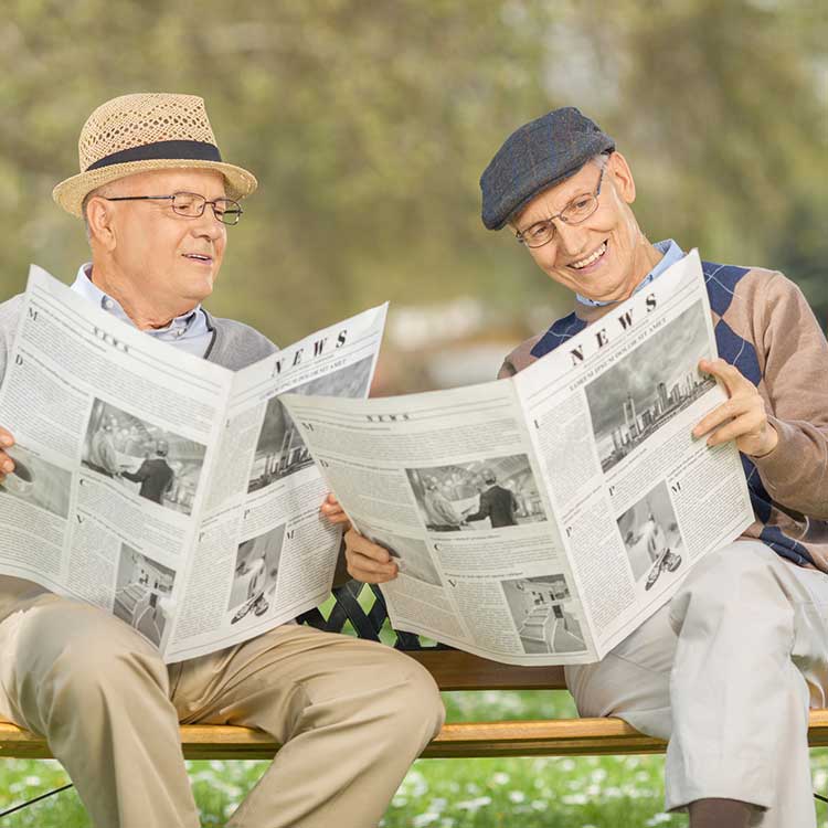 Senior, der Zeitung liest