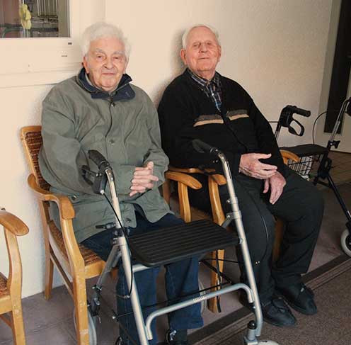 2 Senioren auf Stühlen